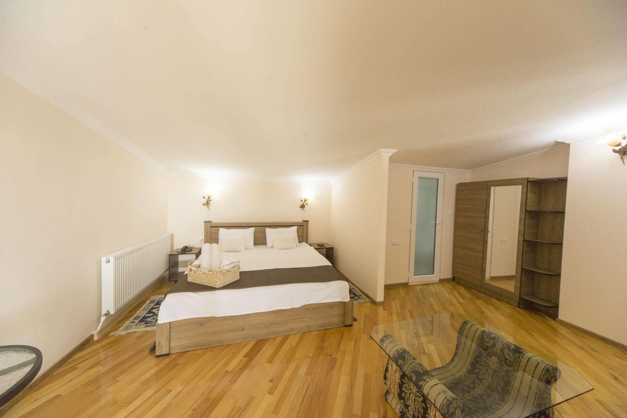 Log Inn Boutique Hotel Tiflis Exterior foto