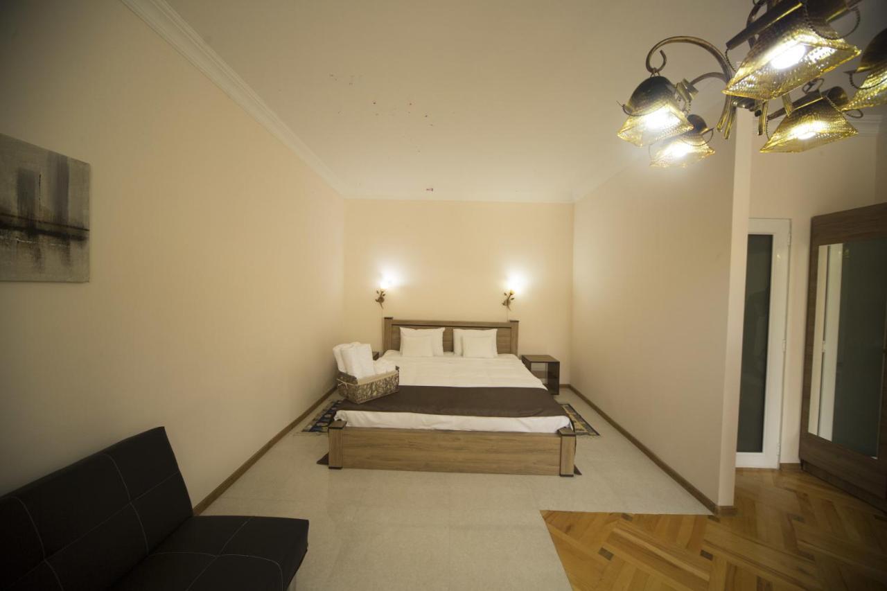 Log Inn Boutique Hotel Tiflis Habitación foto